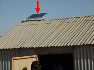 Un panneau photovoltaïque sur le toit (Flèche)